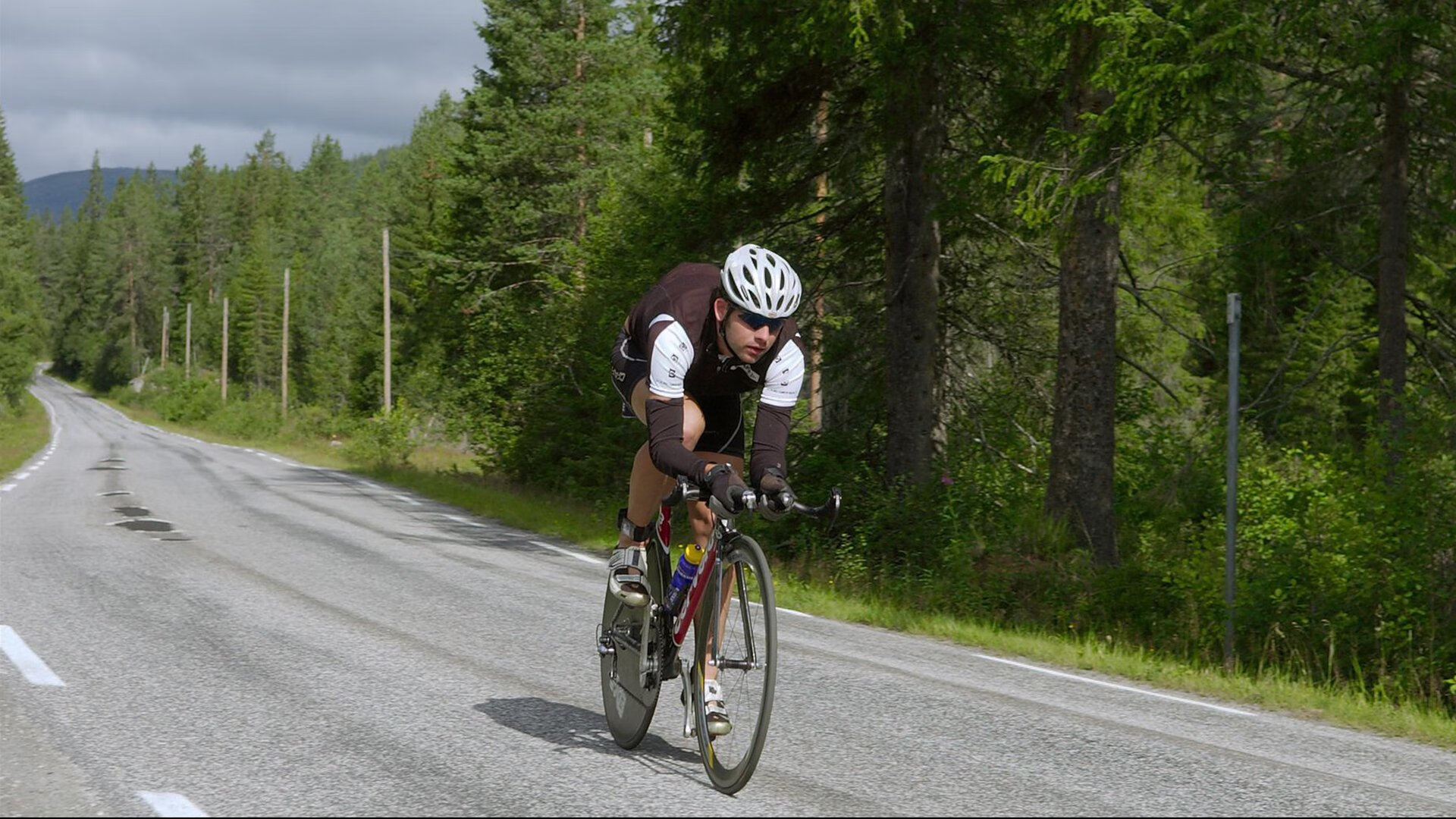 赛道上的毫厘之争,哈斯车队险胜雷诺,佩雷兹带队书写逆袭传奇
